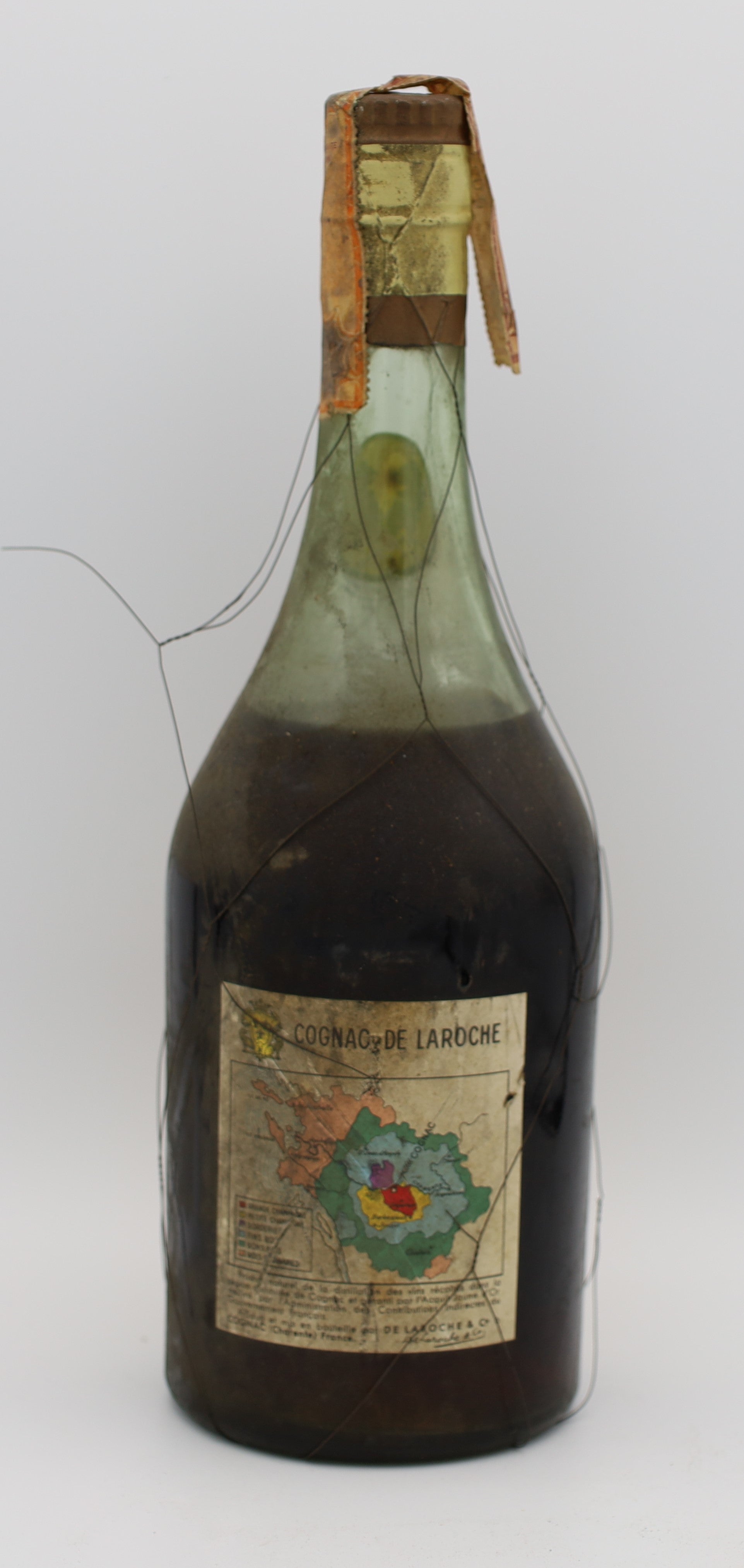 De Laroche VSOP Grand Crus Cognac – aged over 25 years, premium French brandy with rich amber color, smooth and complex flavors, ideal for collectors and connoisseurs.