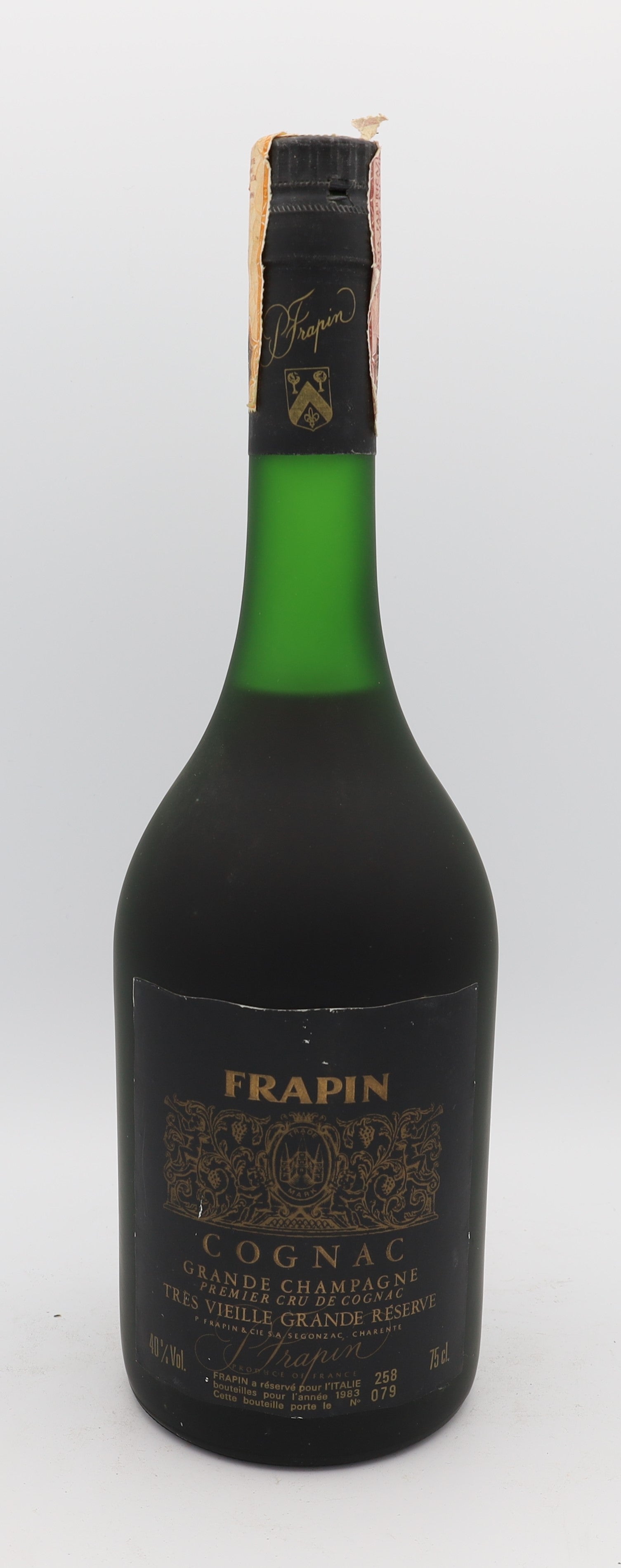 Frapin Très Vieille Grande Réserve Cognac No. 079 – premium French brandy with rich amber color, smooth and complex flavors, presented in a collector’s box, ideal for connoisseurs.