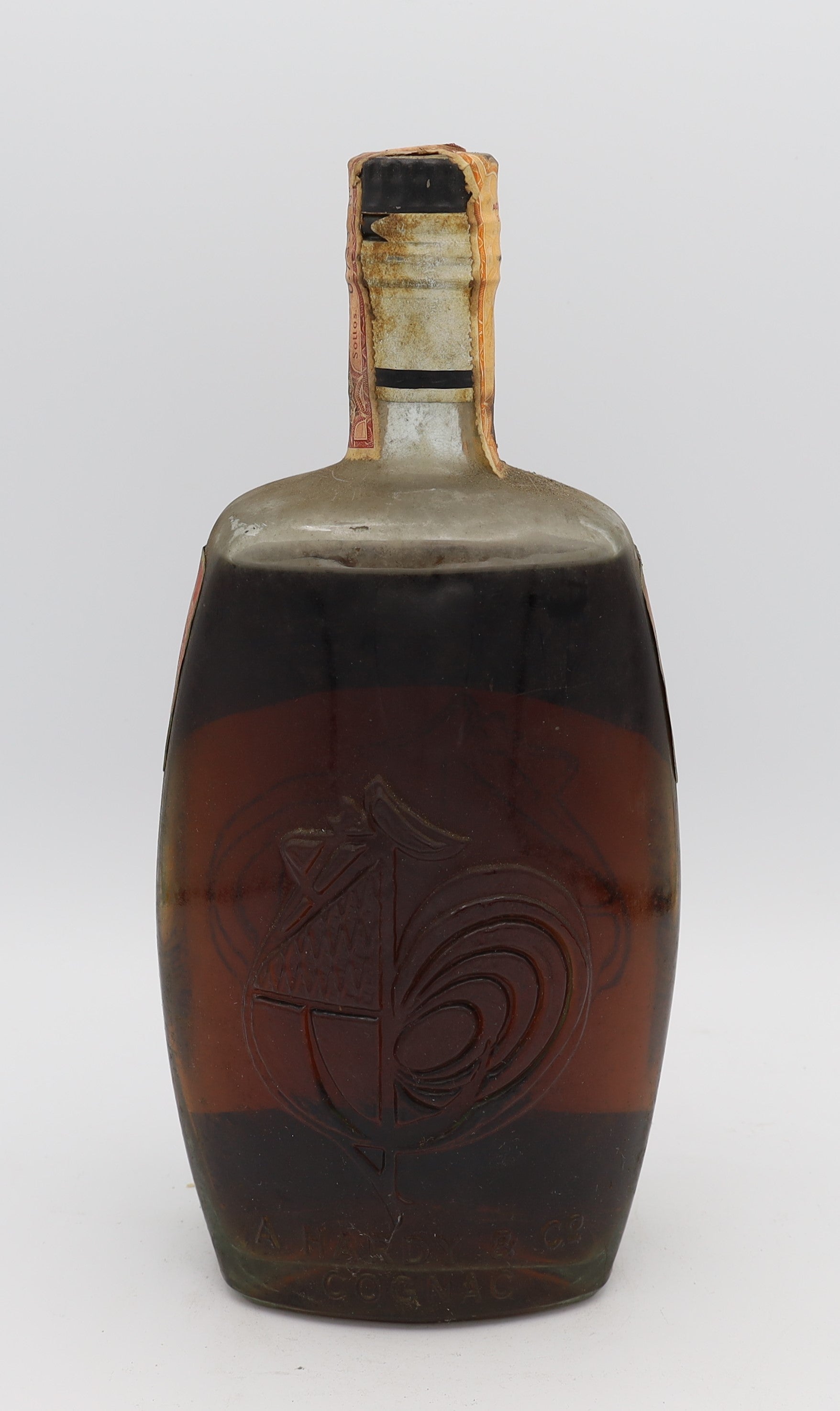 Hardy VSOP Fine Champagne Cognac – premium French brandy with rich amber color, smooth and elegant flavors, presented in an old bottle, ideal for collectors and connoisseurs.