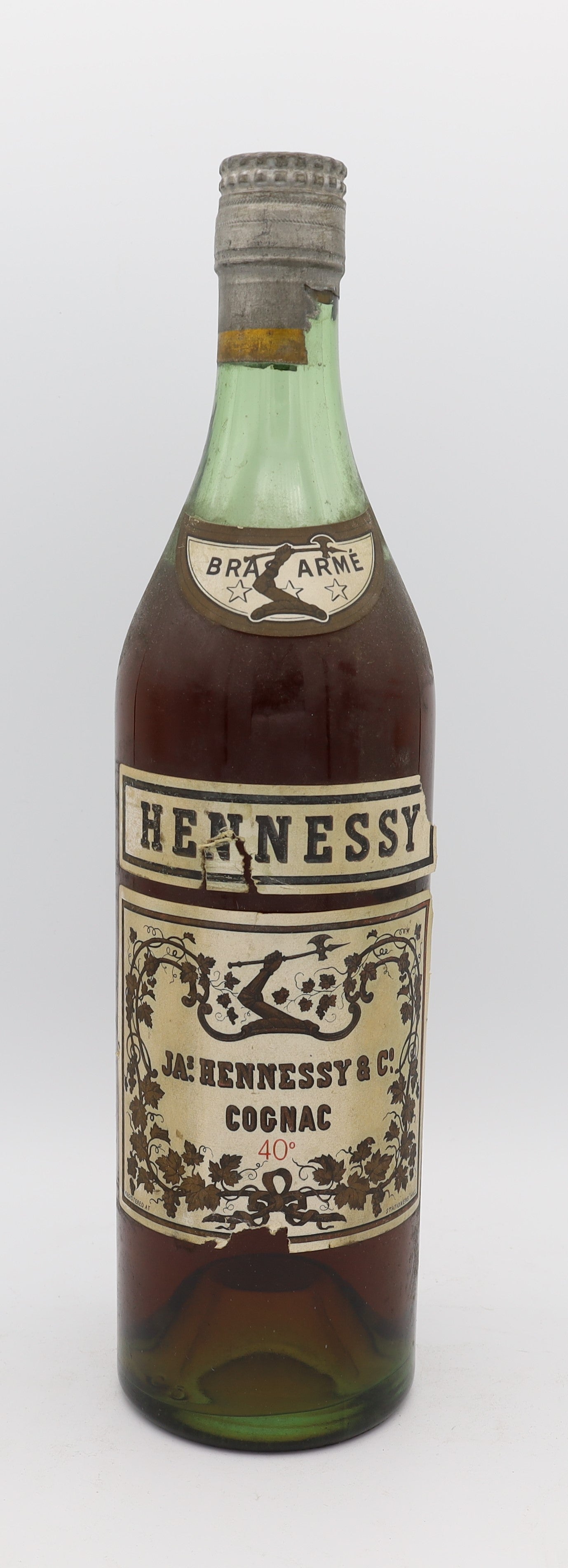 Hennessy Bras Armés 3 Stars Cognac – premium French brandy with rich amber color, smooth and refined flavors, ideal for collectors and connoisseurs.