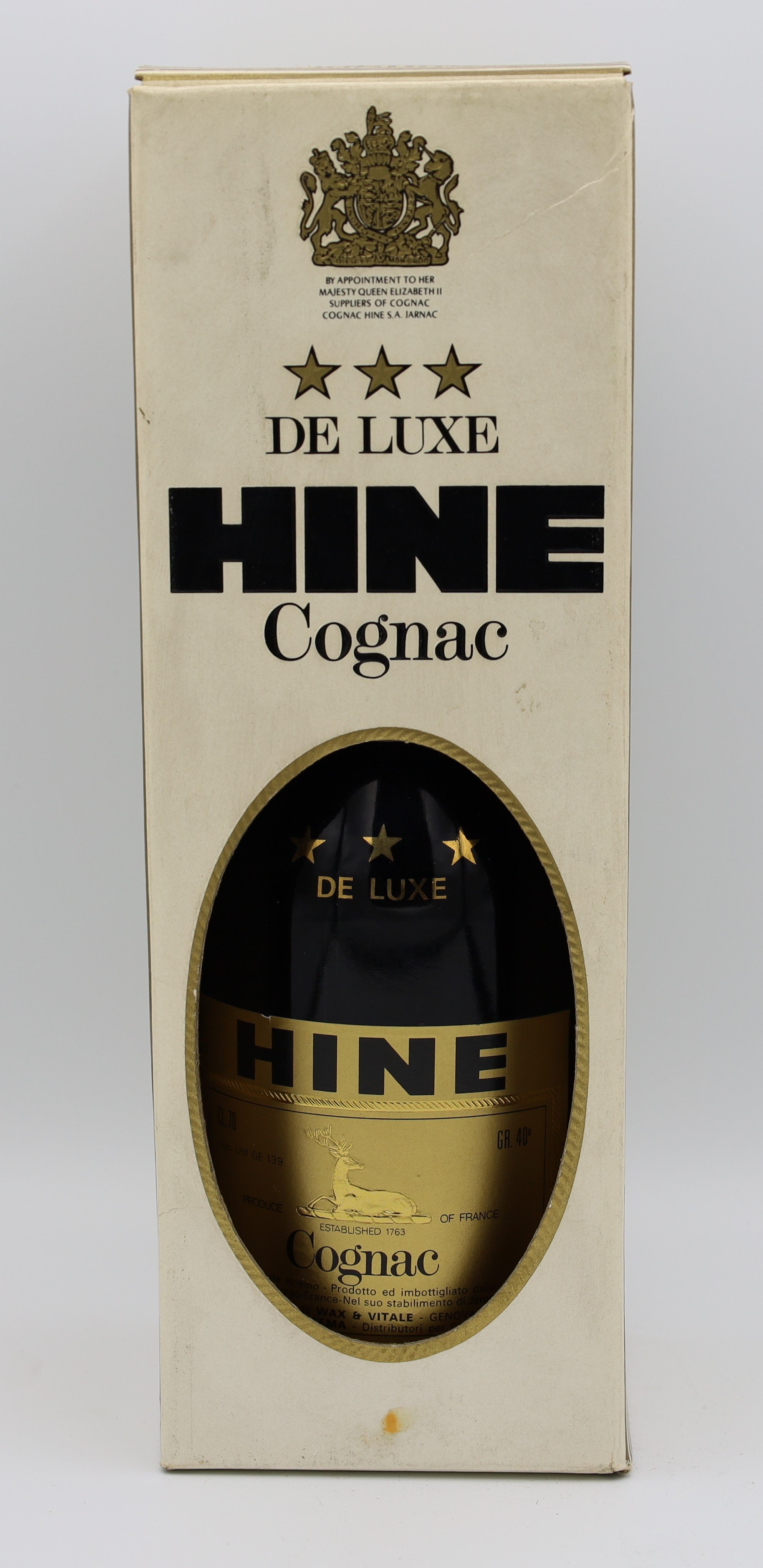 Hine Deluxe Cognac – premium French brandy with rich amber color, smooth and refined flavors, presented with gold label, ideal for collectors and connoisseurs.
