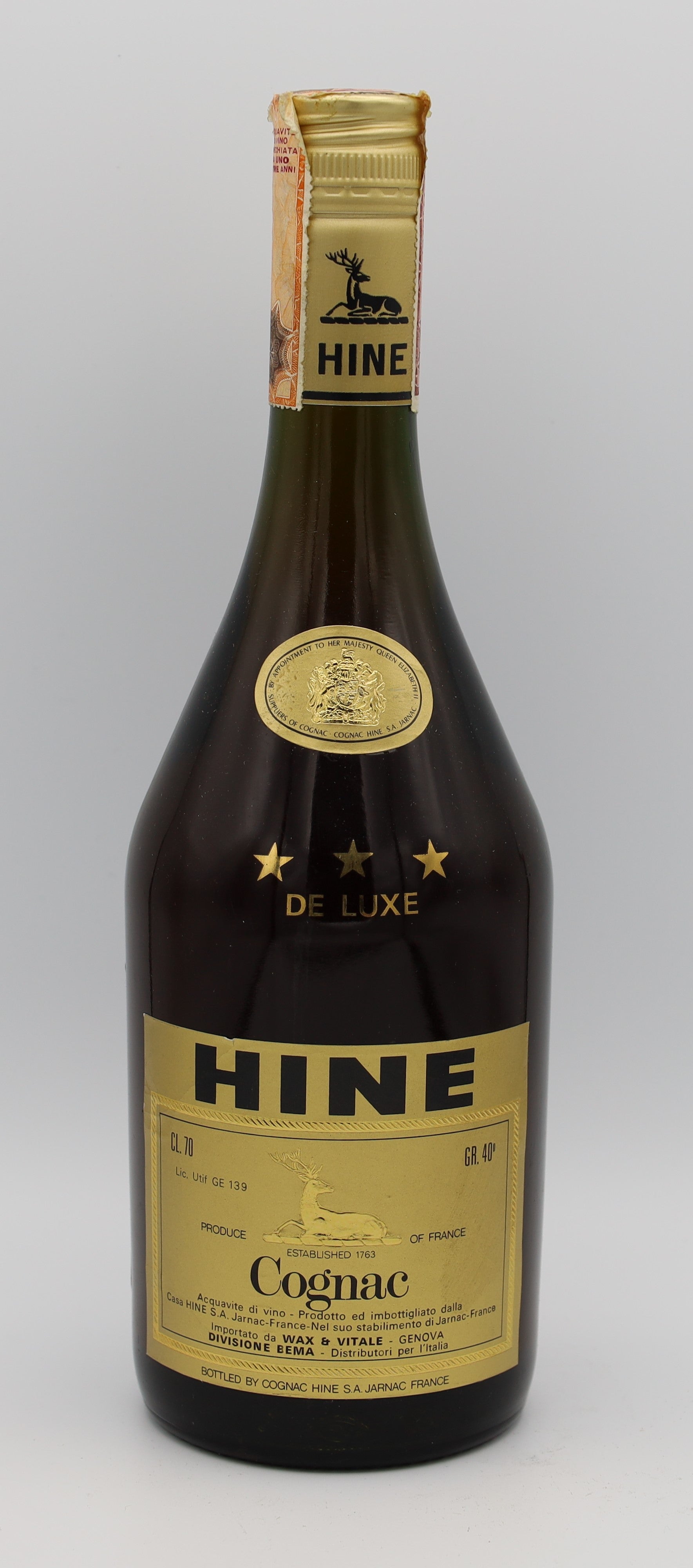 Hine Deluxe Cognac – premium French brandy with rich amber color, smooth and refined flavors, presented with gold label, ideal for collectors and connoisseurs.