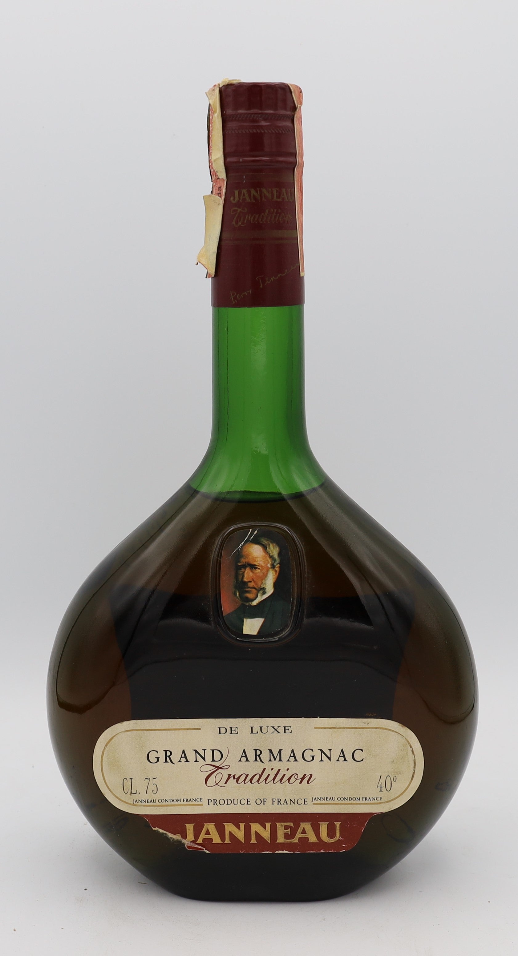 Janneau Grand Armagnac Deluxe Tradition 0.75L – premium aged brandy with rich, smooth flavors, crafted for collectors and connoisseurs.