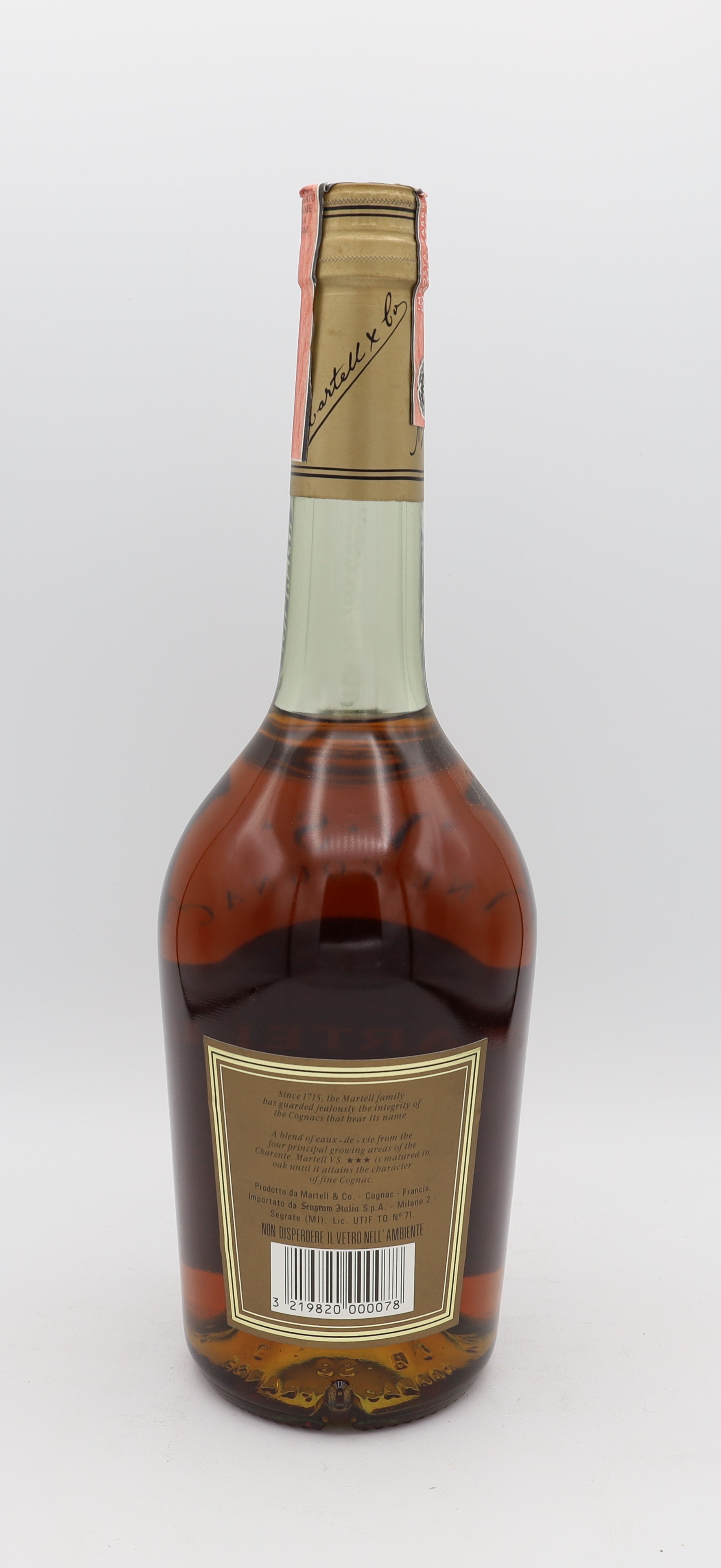 Martell VS Fine Cognac – premium French brandy with rich amber color, smooth and balanced flavors, presented with brown label, ideal for collectors and connoisseurs.