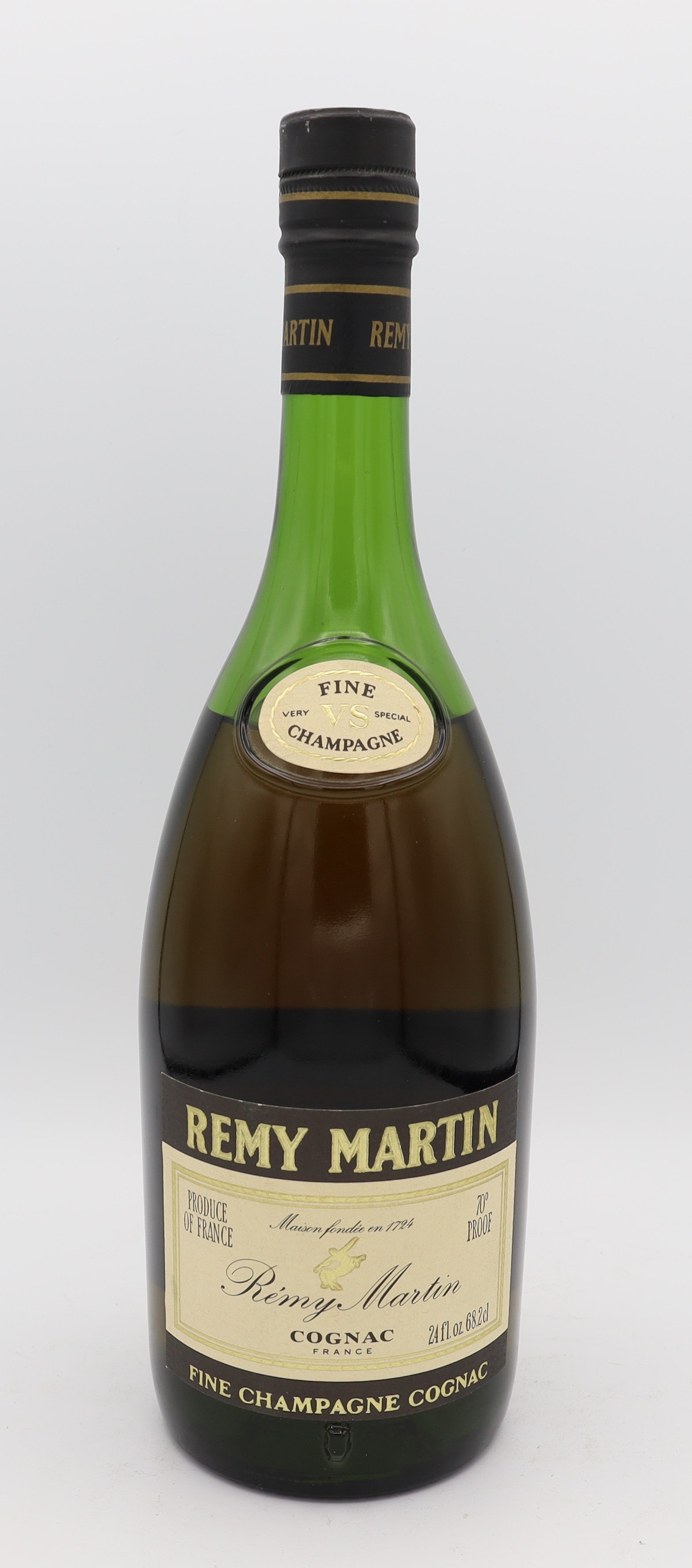 Rémy Martin VS Fine Champagne Cognac 0.68L – premium French brandy from Fine Champagne eaux-de-vie, rich amber color, smooth and elegant flavors, ideal for collectors.