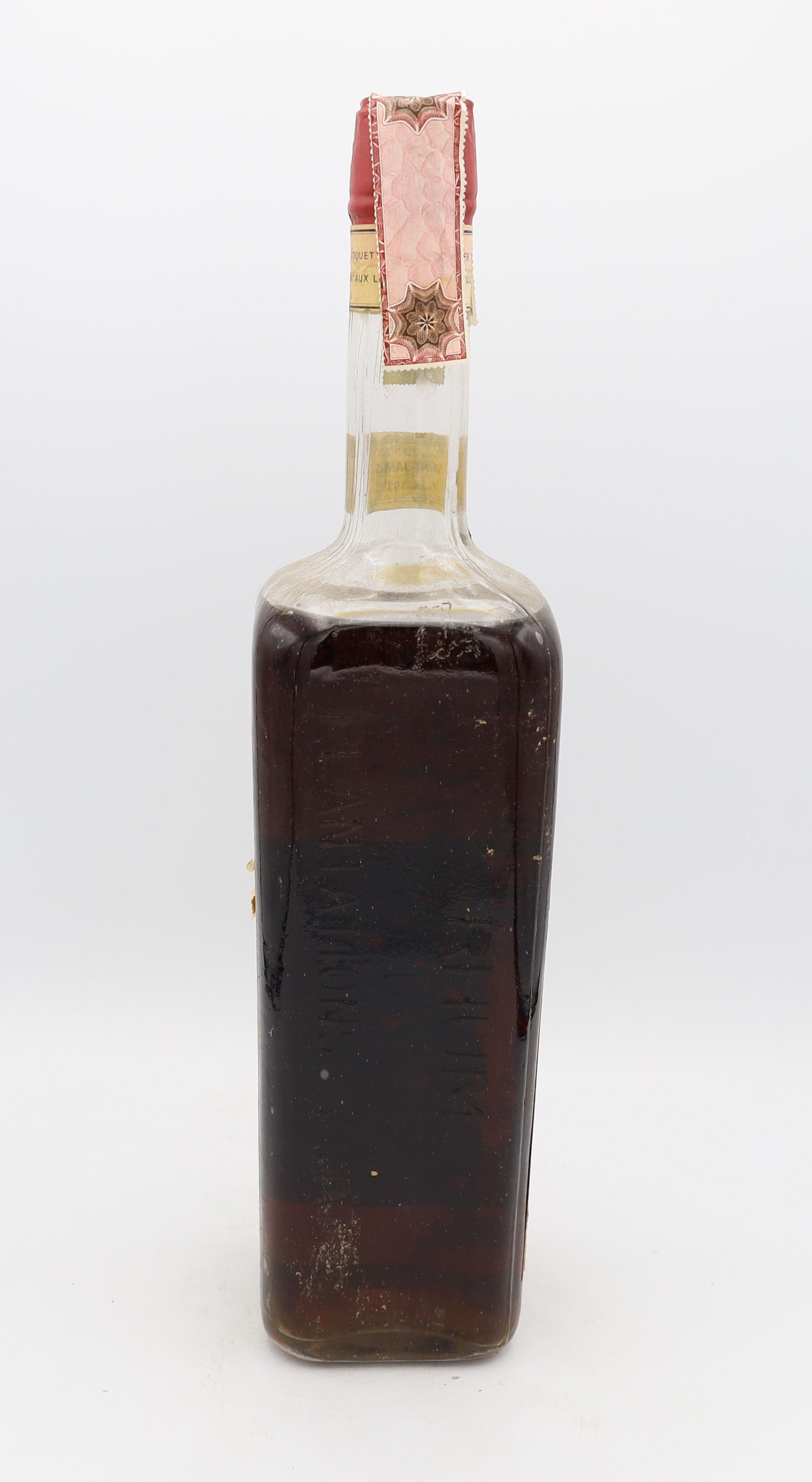 Saint James Rum Vintage 1931, Reserved Treasures Club edition – exceptionally rare vintage rum with rich, complex flavors, presented for collectors.