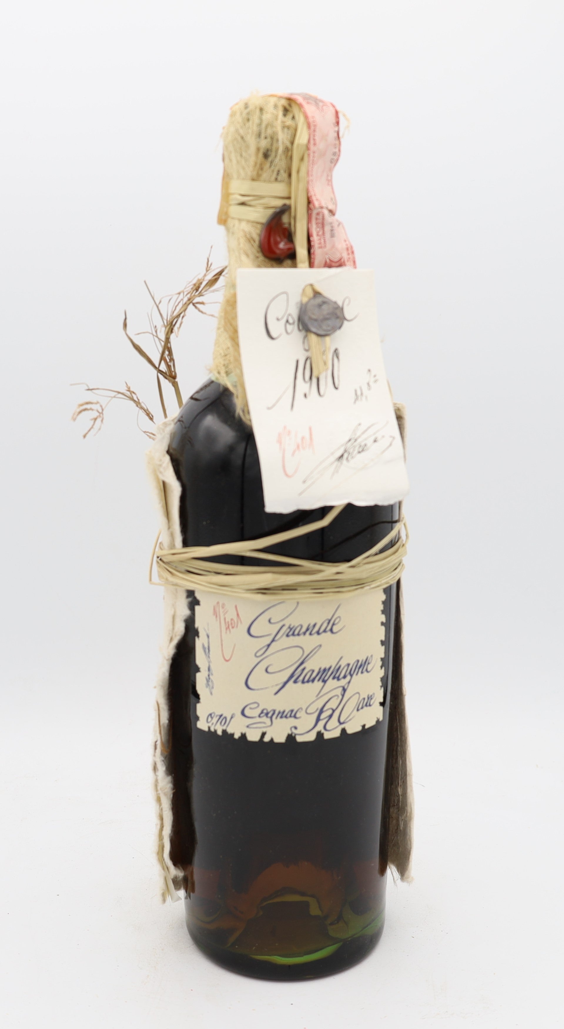 L’Héraud Grande Champagne Cognac Vintage 1900 – rear view of rare French cognac bottle, collectible edition for connoisseurs