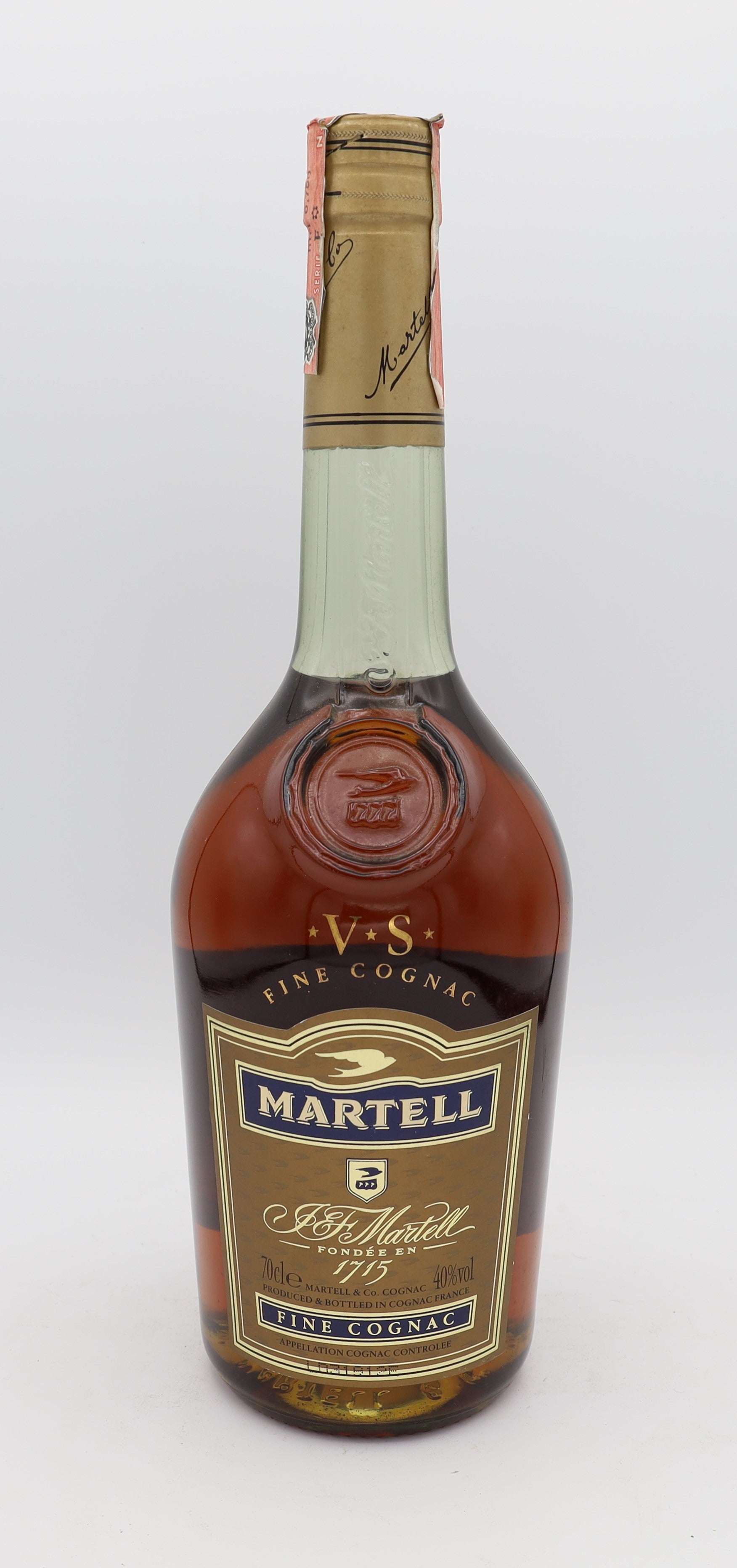 Martell VS Fine Cognac – premium French brandy with rich amber color, smooth and balanced flavors, presented with brown label, ideal for collectors and connoisseurs.