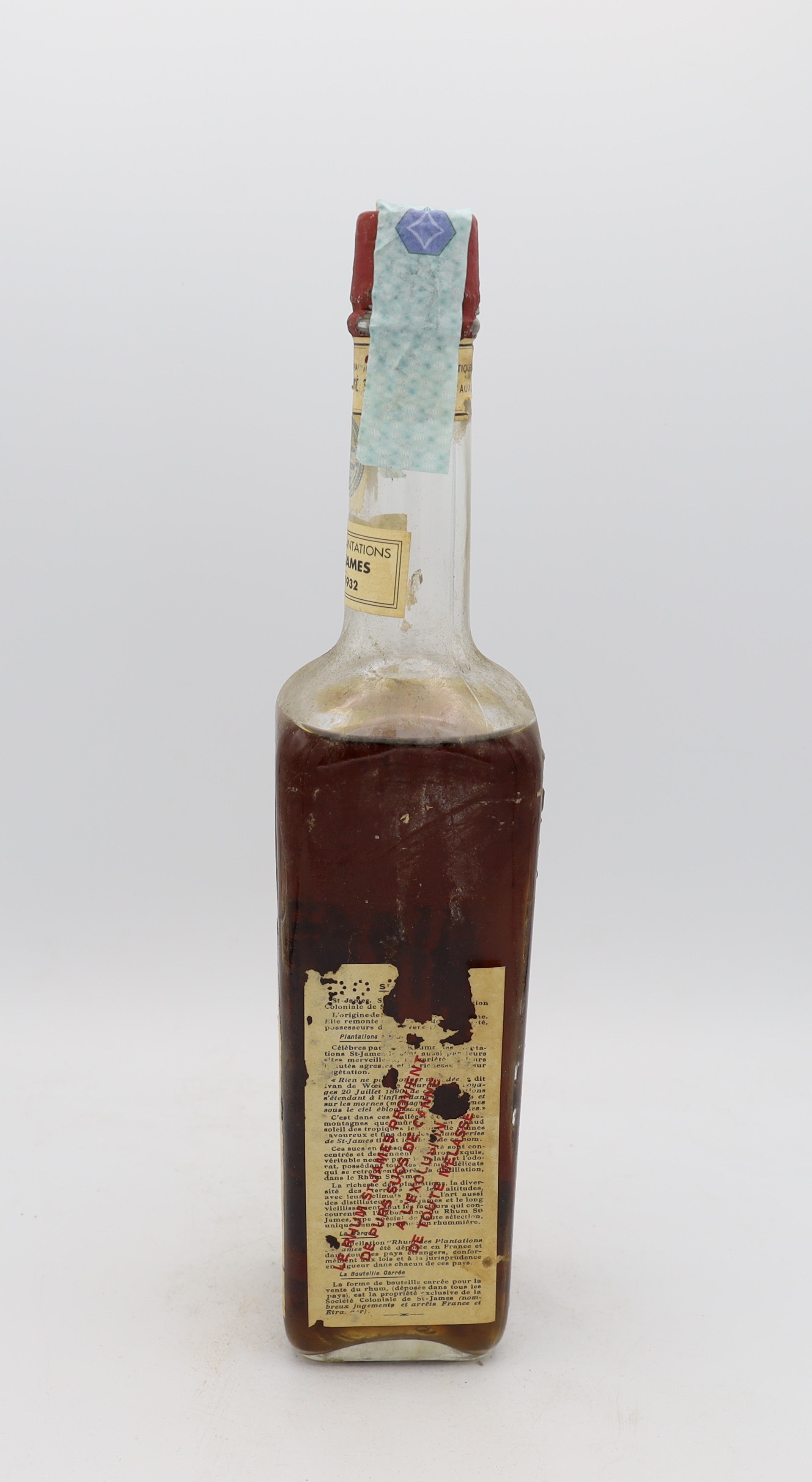 Saint James Rum Vintage 1932, Reserved Treasures Club edition – exceptionally rare vintage rum with rich, complex flavors, presented for collectors.